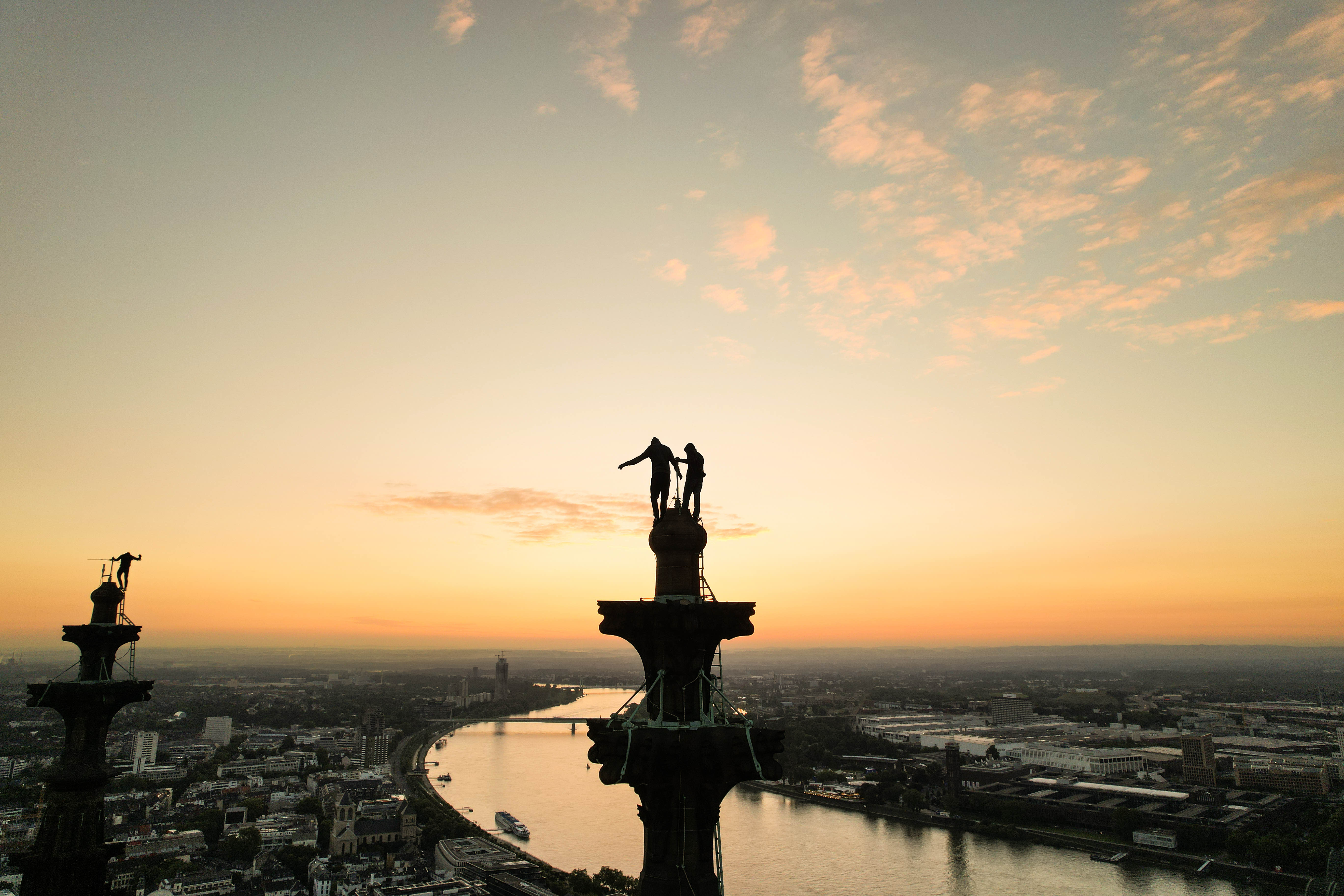 Cologne — approche au pied de la cathédrale