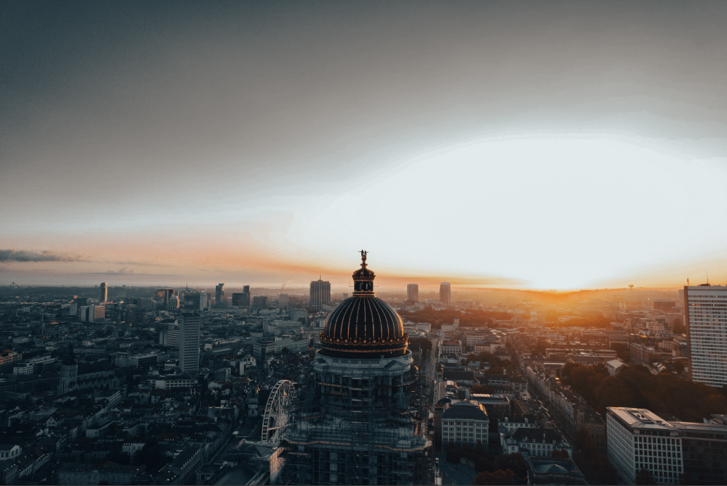 Plan large — hauteur et perspectives du monument